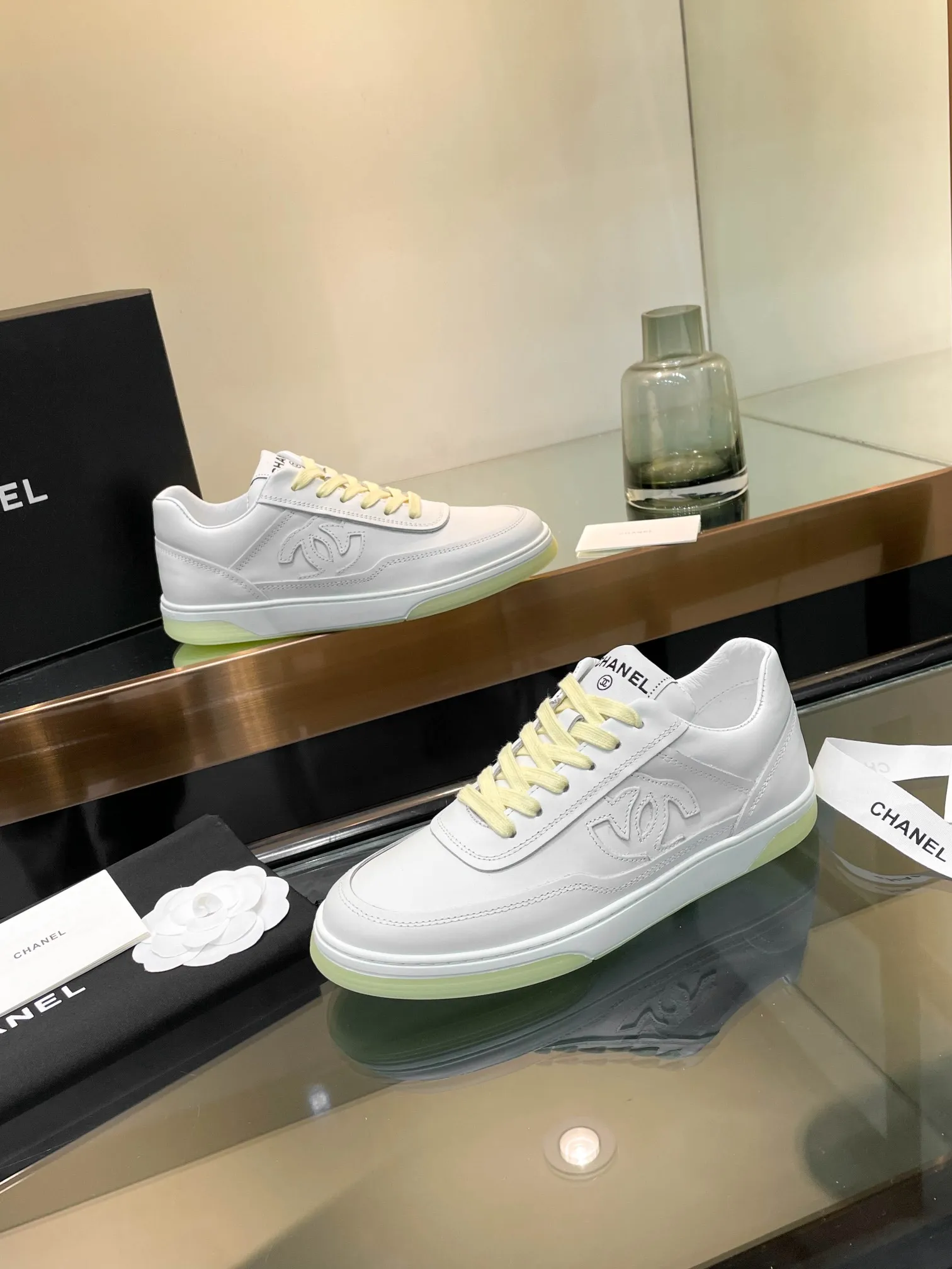 👟👟Ex-factory price 520👟👟Chanel Chanel 25SF latest model full leather panda color white shoes casual sports shoes skateboard shoes original purchase and development production Xiaoxiang C Home Another super popular item in the counter, loved by Internet celebrity bloggers and sisters, and various praises on social platforms. It is very popular, has a high texture, is breathable and super spring and summer. Seeing this issue always arouses the inner desire of girls for fashion. The latest suede material, classic black and white color, full of fashionable feeling on the feet, easy to care for. Fabric: Original customized imported cowhide material. Lining: Customized soft sheepskin lining. Sole: Original molded TPU non-slip outsole. Bottom thickness: 2.5CM. Size: Women's size 35-40 (custom-made sizes 40 are non-refundable)